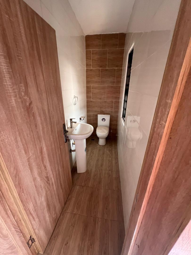 4 Bedrooms Terrace Duplex gallery image 11